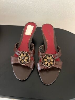 Women’s Y2K Brown Slide Mules with Red Footbed and Floral Medallion